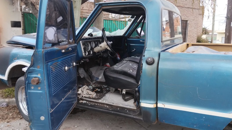 Camioneta fue tocada por un auto e impact� contra una columna